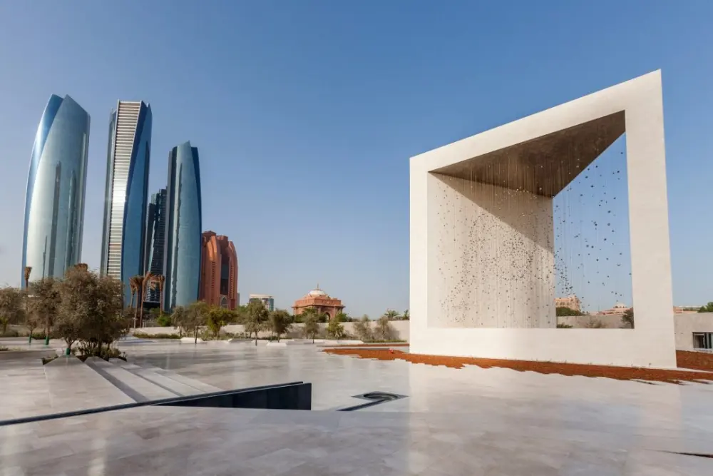 عمارة حديثة في أبوظبي تعكس أسلوب الواجهات الخليجية